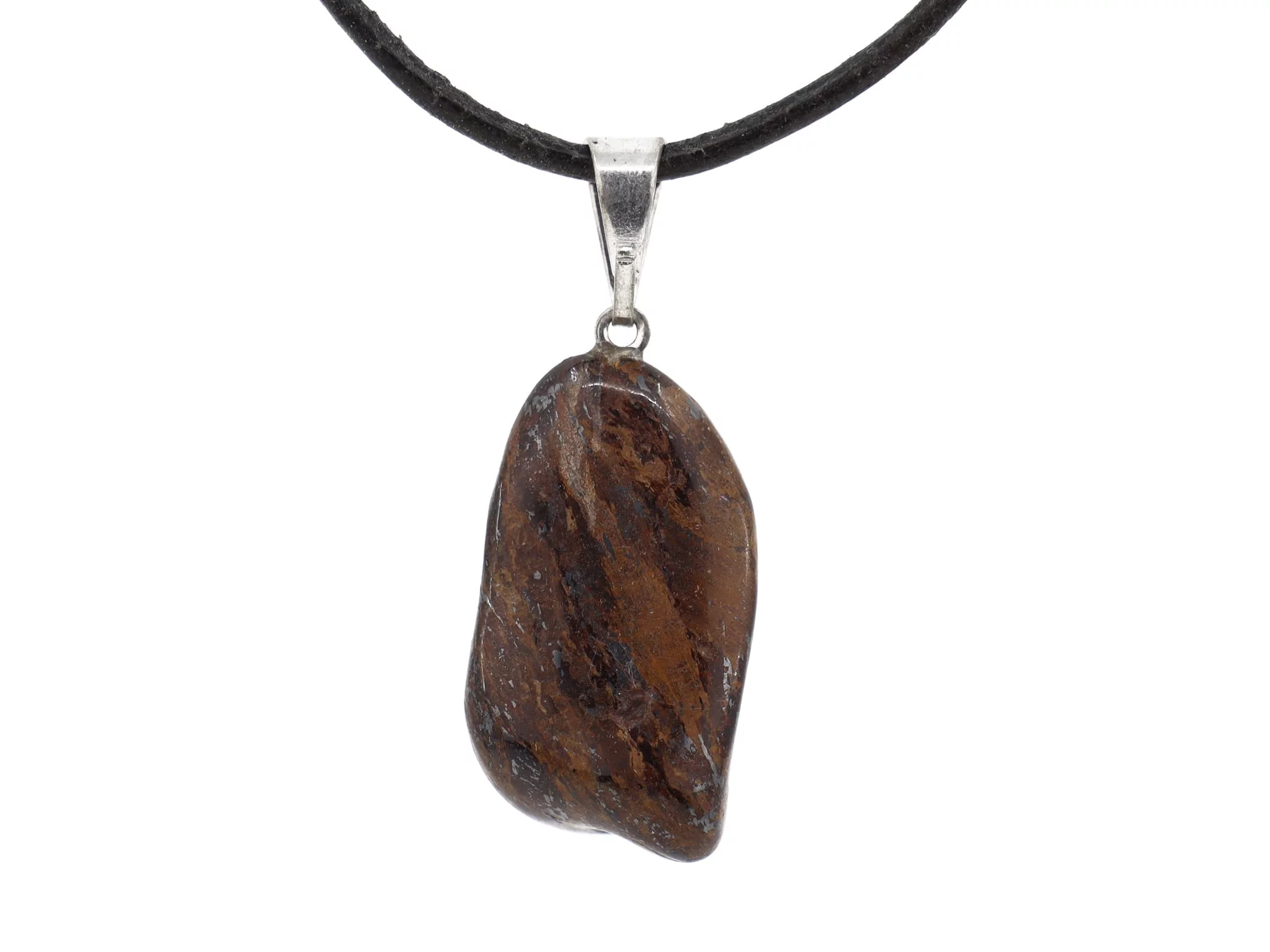 Ciondolo in bronzite con occhiello metallico stagnato e cordino in pelle nera, vista ravvicinata