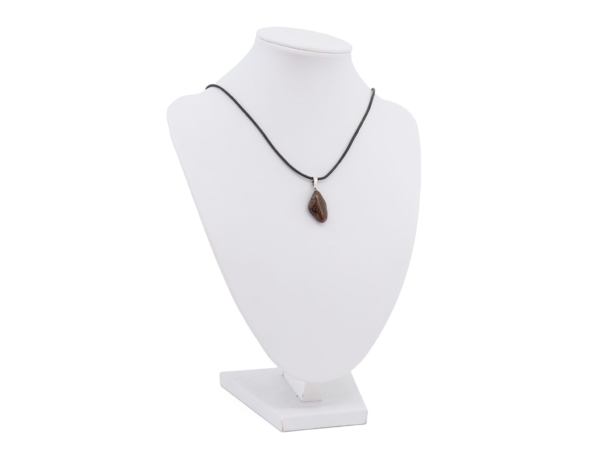 Ciondolo in bronzite su collana nera su busto portagioie bianco