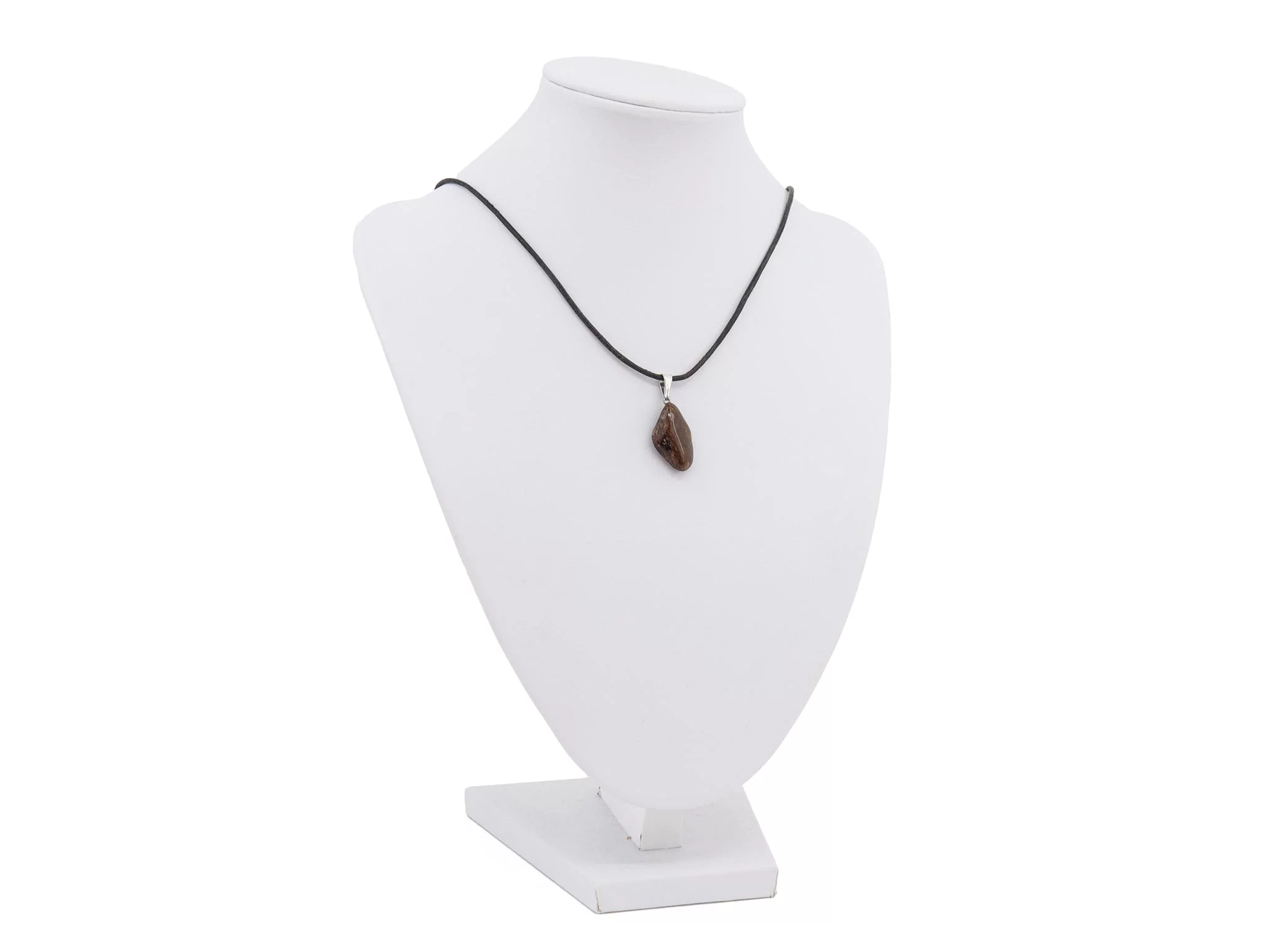 Ciondolo in bronzite su collana nera su busto portagioie bianco