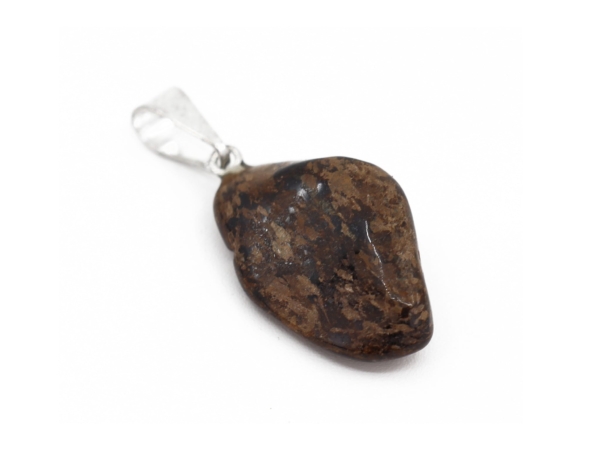 Ciondolo in bronzite, dettaglio con superficie marrone lucidata e occhiello