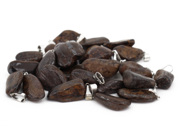 Ciondolo in bronzite in selezione di più pietre naturali lucidate con occhielli metallici