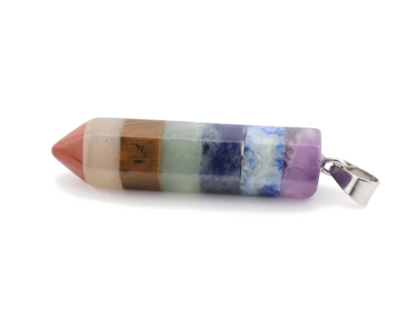 Chakra 7 Spitze Stein-Anhänger in seitlicher Detailansicht mit Metallöse