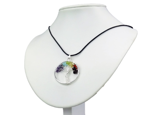 Pendentif Chakra Arbre de Vie sur cordon noir sur un buste à bijoux blanc