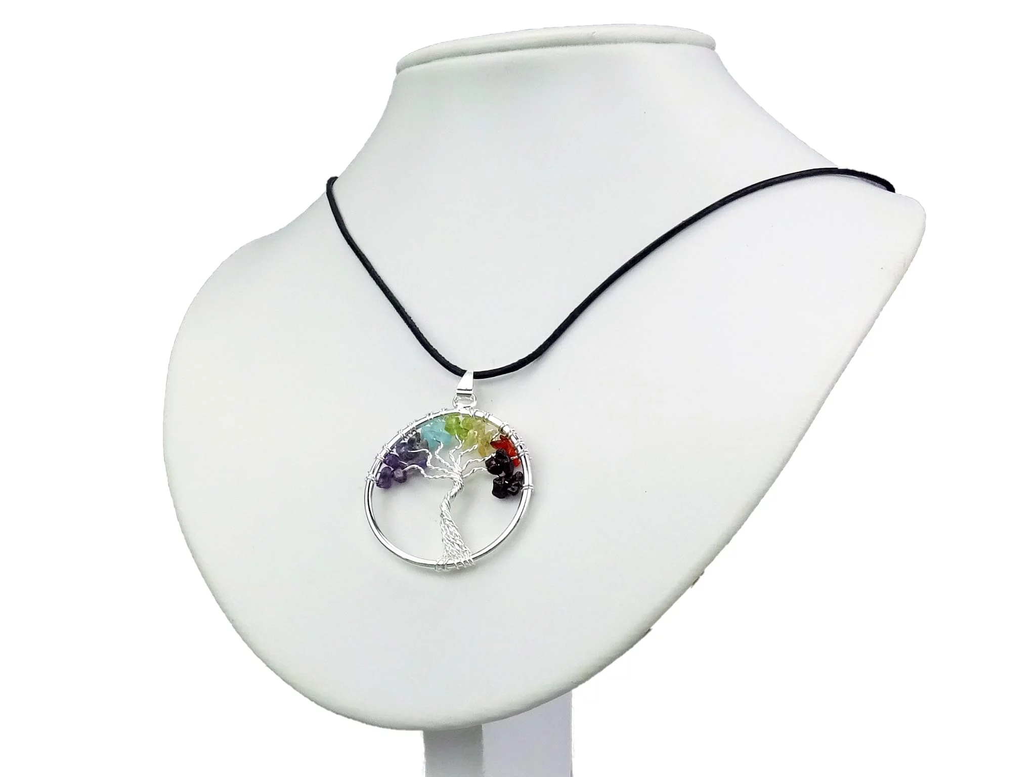 Pendentif Chakra Arbre de Vie sur cordon noir sur un buste à bijoux blanc