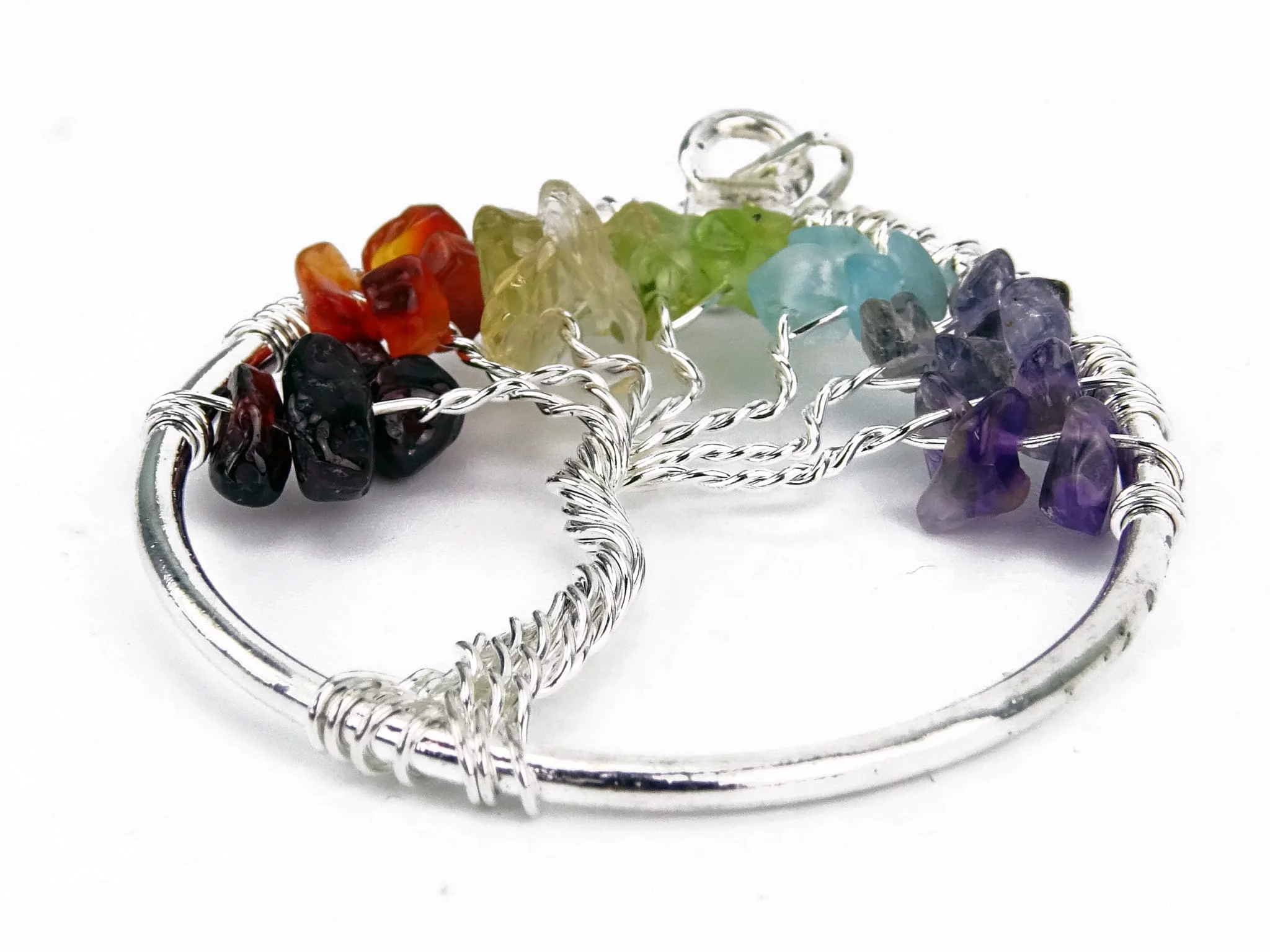 Vue rapprochée du pendentif Chakra Arbre de Vie avec arbre en métal torsadé et éclats de pierres