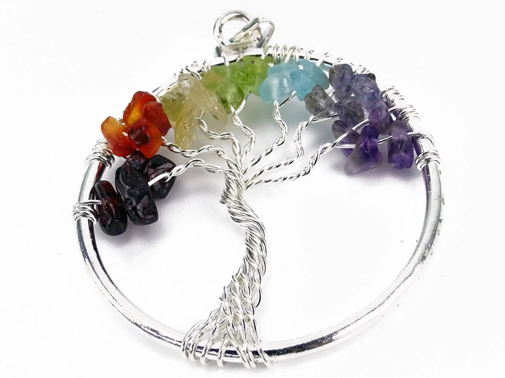 Pendentif Chakra Arbre de Vie avec pierres de chakra colorées et détail d’arbre argenté
