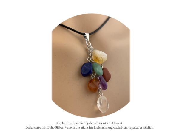 Ciondolo chakra in pietra preziosa indossato sul décolleté con pietre burattate colorate e cordino nero