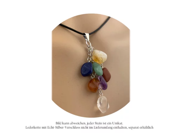 Chakra Edelstein Anhänger als Trageansicht am Dekolleté mit farbigen Trommelsteinen und schwarzem Band