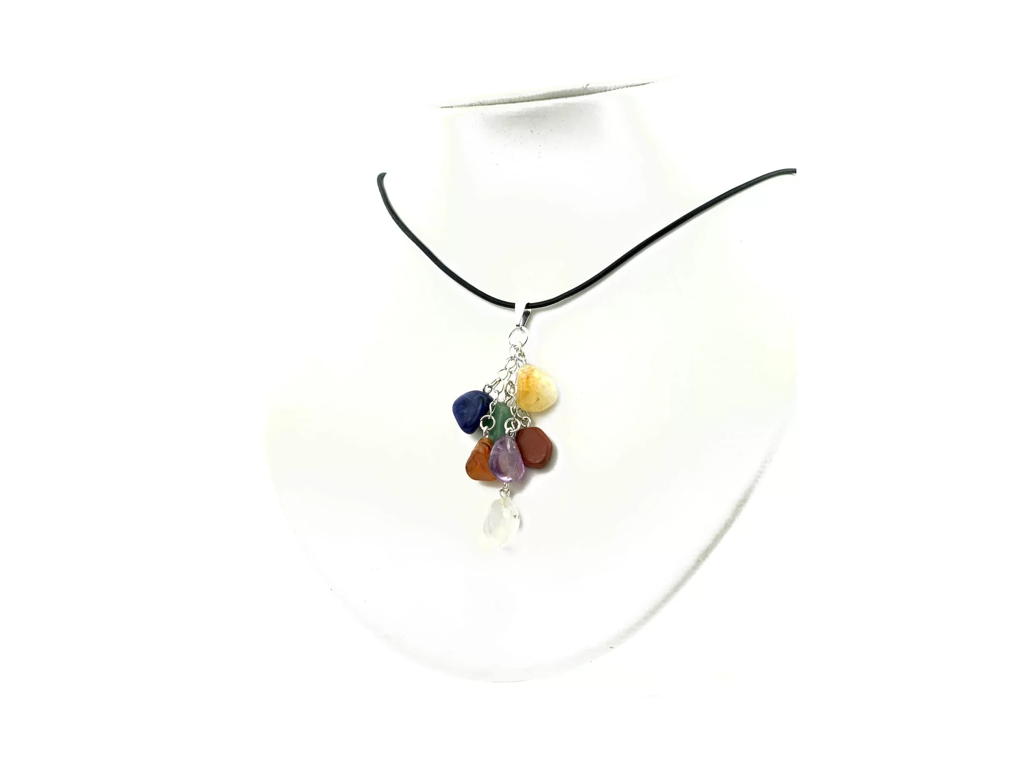 Ciondolo chakra in pietra preziosa in vista completa su collana nera su busto bianco