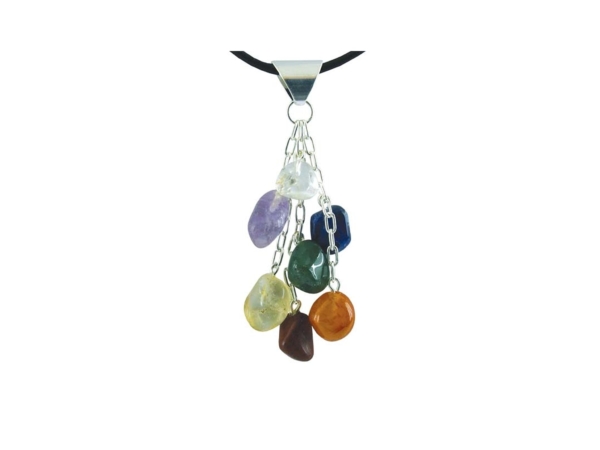 Ciondolo chakra in pietra preziosa con maglie di catena argentate e sette pietre naturali lucidate, dettaglio