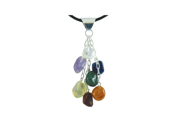 Chakra Edelstein Anhänger mit versilberten Kettengliedern und sieben polierten Natursteinen im Detail