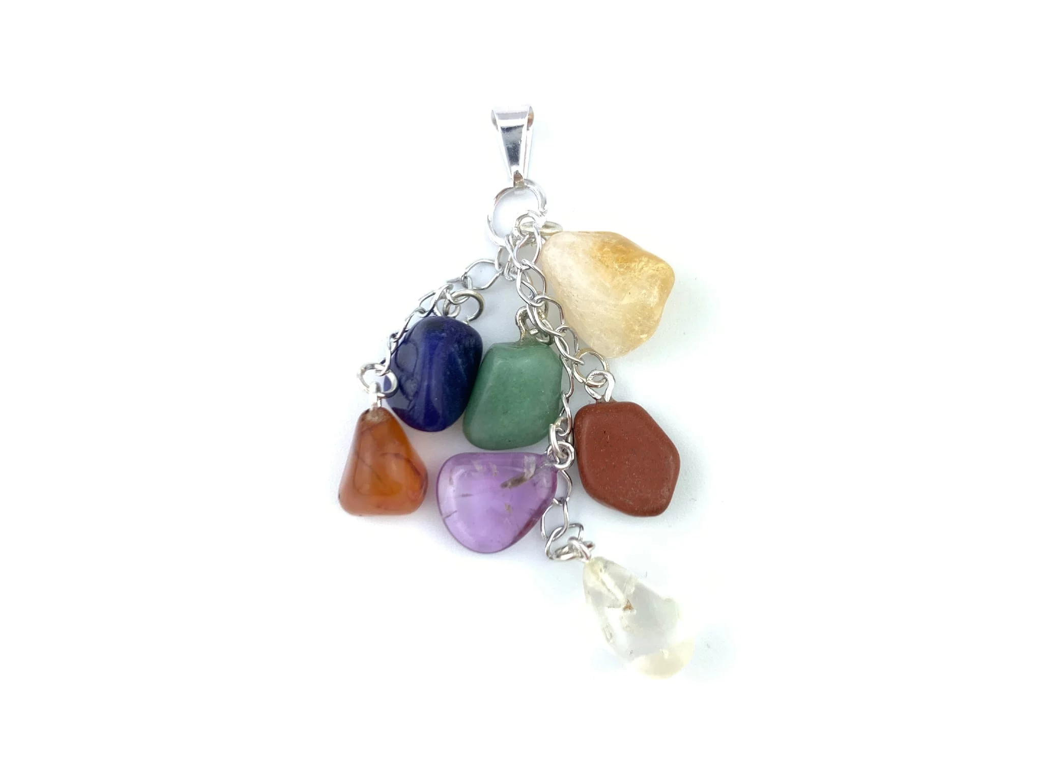 Ciondolo chakra in pietra preziosa in primo piano con sette pietre burattate di colori diversi e maglie di catena