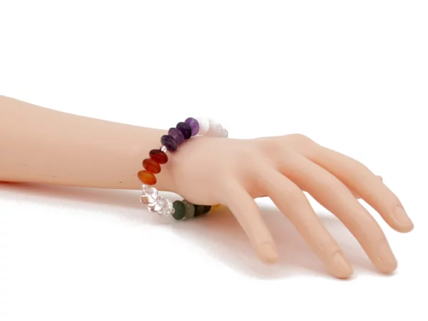 Chakra Edelsteinarmband als Trageansicht am Handgelenk mit bunten Natursteinperlen