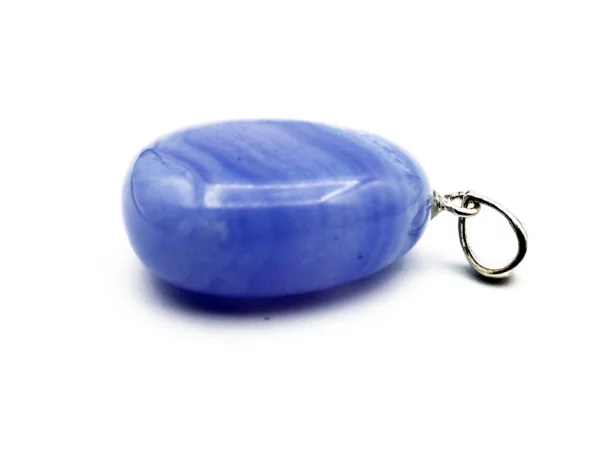 Chalcedon Edelstein Anhänger als seitliche Nahansicht mit glänzender Oberfläche und Öse