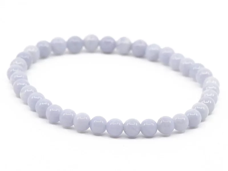Bracciale in pietra preziosa di calcedonio con sfere lucide azzurro chiaro in vista complessiva ovale