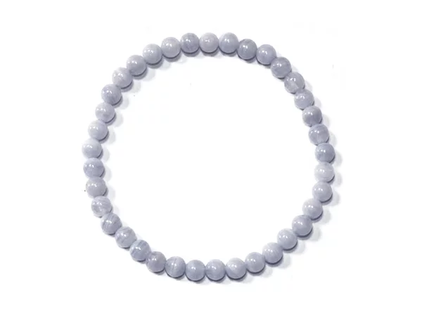 Chalcedon Edelsteinarmband von oben mit gleichmässig gereihten hellblauen Kugeln