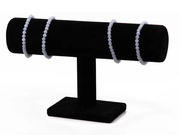 Chalcedon Edelsteinarmbänder auf schwarzem Schmuckständer mit hellblauen Kugeln