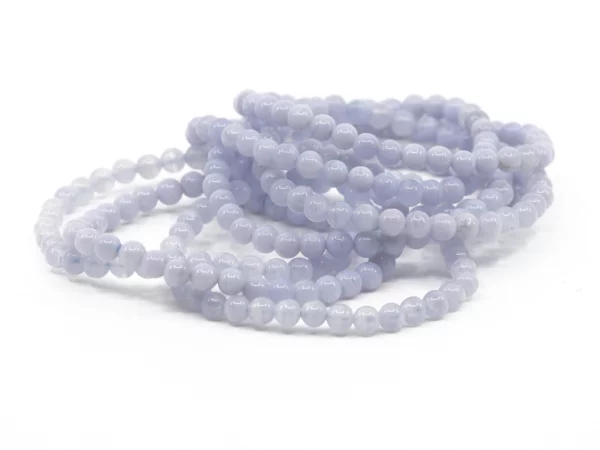 Chalcedon Edelsteinarmbänder mit polierten hellblauen Kugeln in gestapelter Ansicht