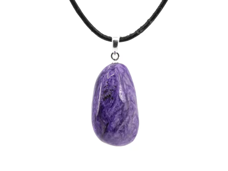 Charoit Edelstein Anhänger mit violettem poliertem Stein, Silberöse und schwarzem Halsband