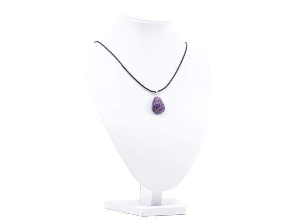 Ciondolo in pietra preziosa Charoite come collana presentato su busto espositore per gioielli bianco