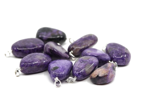 Ciondolo in pietra preziosa Charoite in selezione con diverse strutture di pietra viola e occhielli in argento