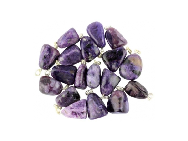 Ciondolo in pietra preziosa Charoite come vista di gruppo con pietre naturali viola lucidate e occhielli in argento