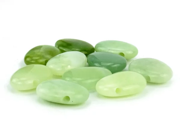 China-Jade Edelstein Anhänger als Auswahl glatter grüner Lochsteine in Nahansicht