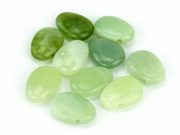 China-Jade Edelstein Anhänger mit unterschiedlichen grünen Farbnuancen und Bohrungen