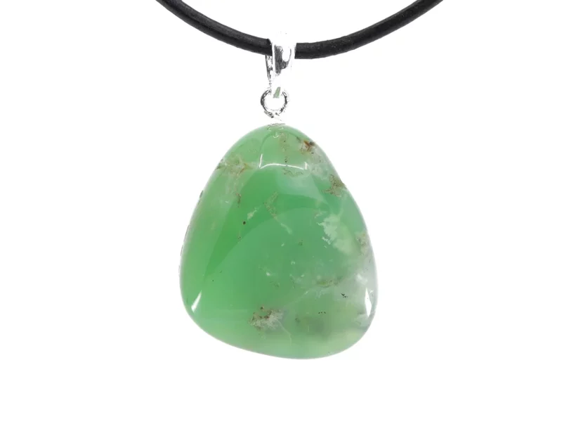Chrysopras Edelstein Anhänger in grün mit 925er Silberöse und schwarzem Halsband vor weissem Hintergrund