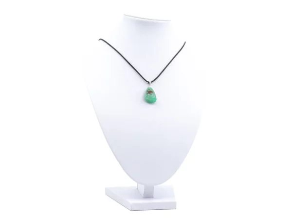 Chrysopras Edelstein Anhänger als Kettenansicht auf weissem Schmuckdisplay mit schwarzem Halsband
