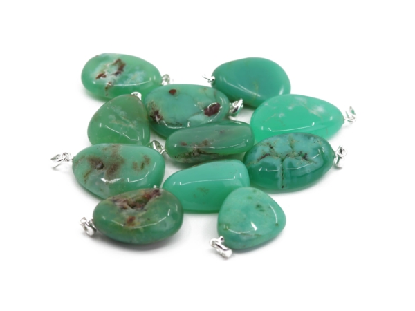 Ciondolo in pietra preziosa di crisoprasio in diverse forme di pietra naturale verde con occhielli in argento lucidi