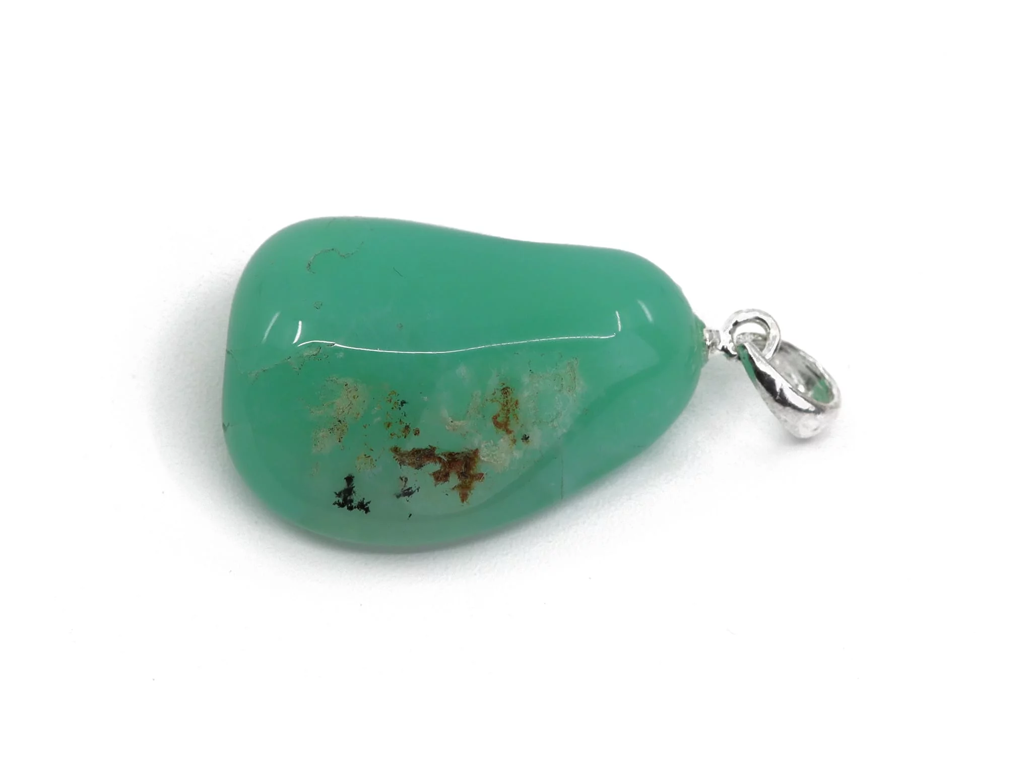 Ciondolo in pietra preziosa di crisoprasio in primo piano con superficie verde lucidata e occhiello in argento