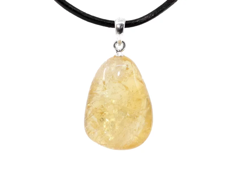Citrin Edelstein Anhänger mit Silberöse und schwarzem Halsband in Nahansicht auf weissem Grund