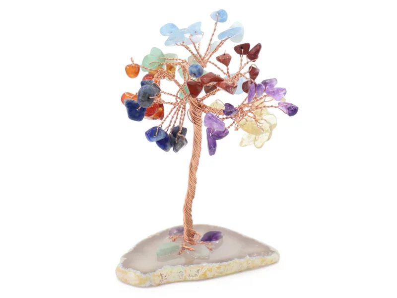Baum des Lebens Edelsteinfigur mit bunten Chakra-Steinen auf einer Achat-Scheibe vor weissem Hintergrund