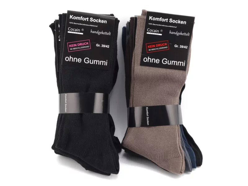 Diabetiker Komfort Socken als schwarze und farbige Bündel mit Etiketten auf weissem Hintergrund