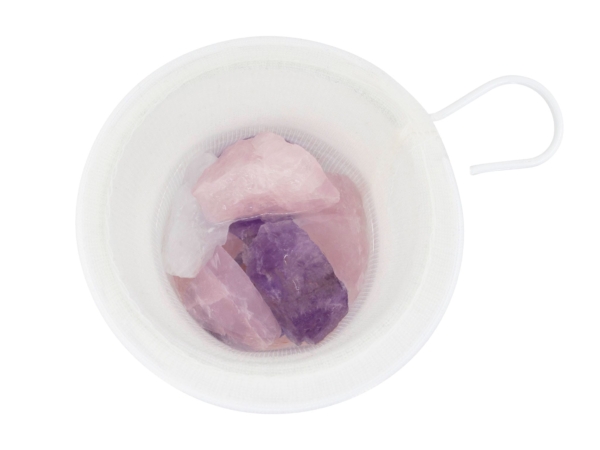 Set à boire pierres précieuses (pierres pour l’eau) avec améthyste, cristal de roche et quartz rose dans le tamis en coton, vue de dessus