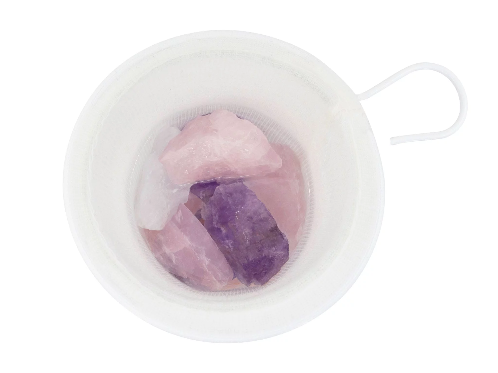 Edelstein Wasserstein Trinkset mit Amethyst, Bergkristall und Rosenquarz im Baumwollsieb von oben