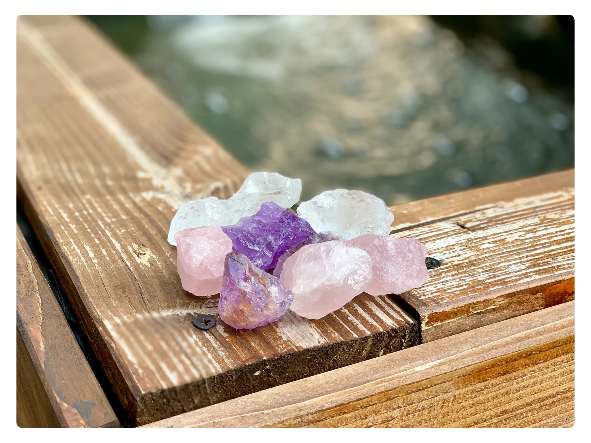 Edelstein Wasserstein Trinkset mit Amethyst, Bergkristall und Rosenquarz auf rustikalem Holz