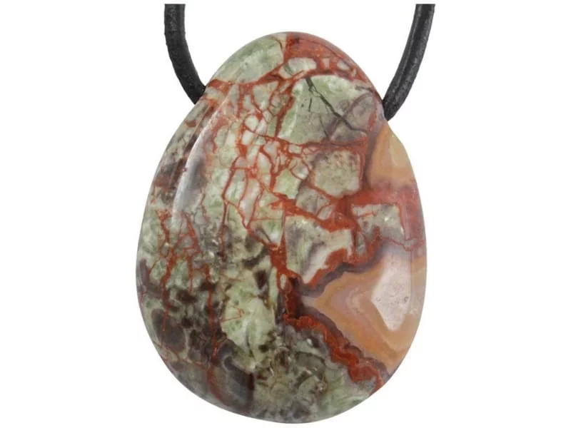 Flower Ryolith Edelstein Anhänger mit grün-roter Zeichnung und schwarzem Lederband vor weissem Hintergrund