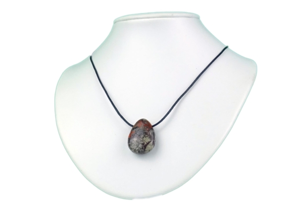 Pendentif en rhyolite fleur porté en collier sur un buste à bijoux blanc