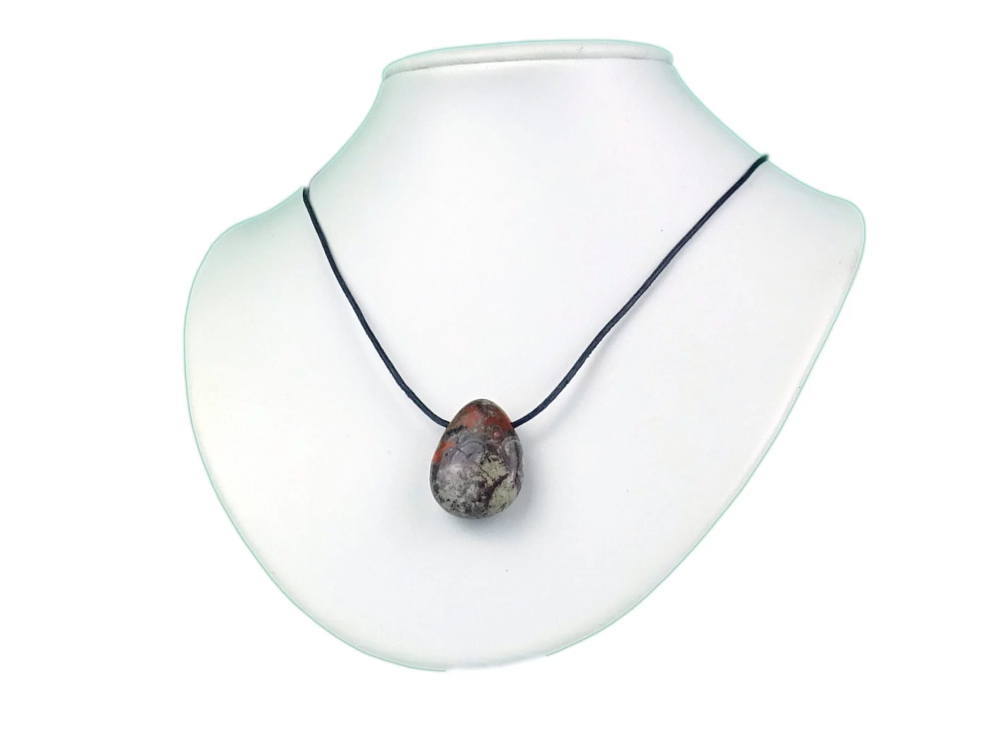 Pendentif en rhyolite fleur porté en collier sur un buste à bijoux blanc