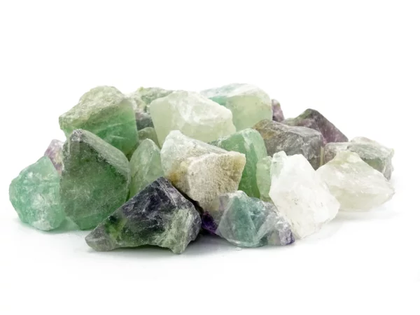 Fluorit Wassersteine als unregelmässige grün-violette und helle Bruchstücke auf weissem Grund