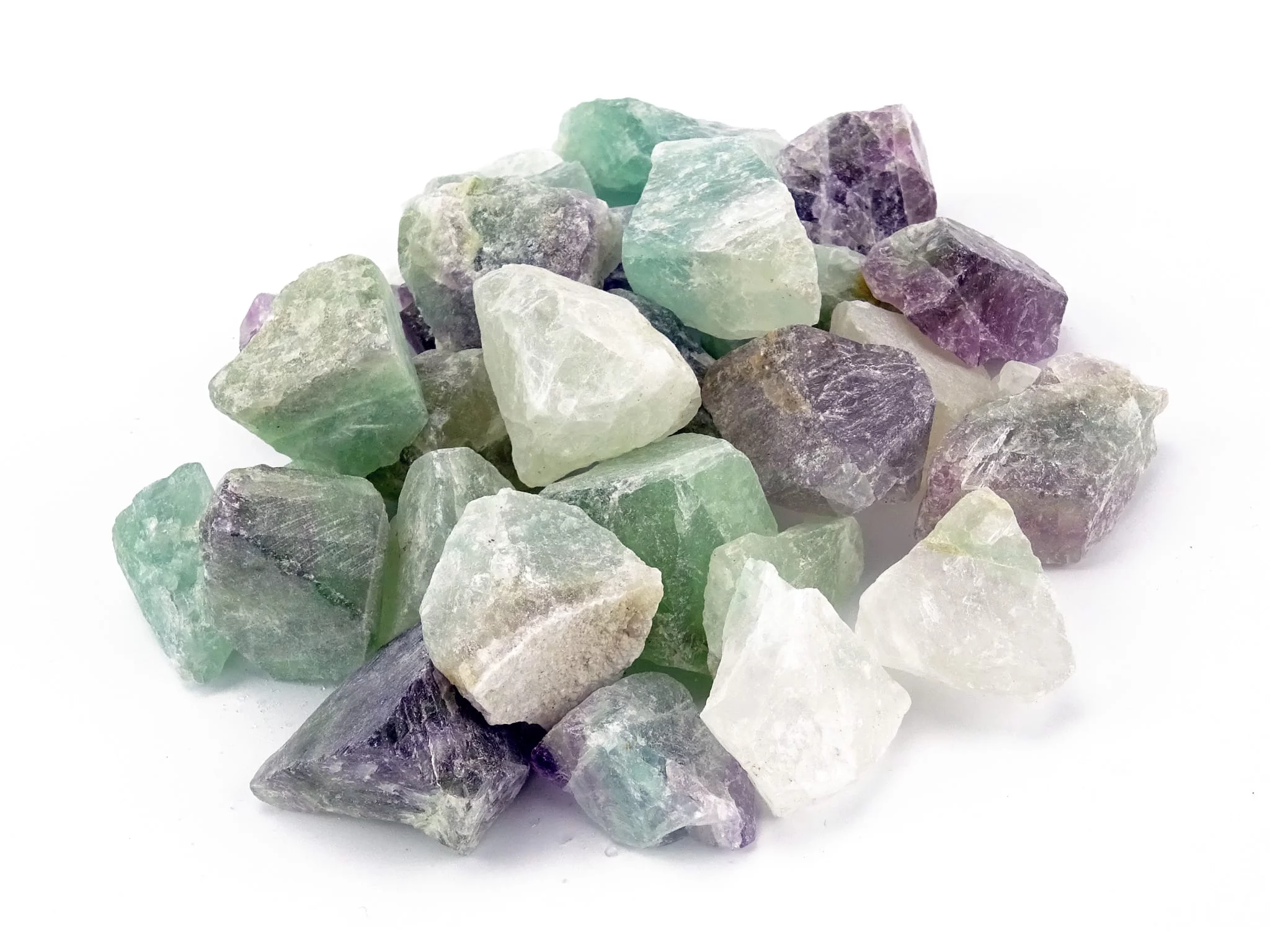 Fluorit Wassersteine als farbige Naturstein-Bruchstücke aus leicht erhöhter Perspektive