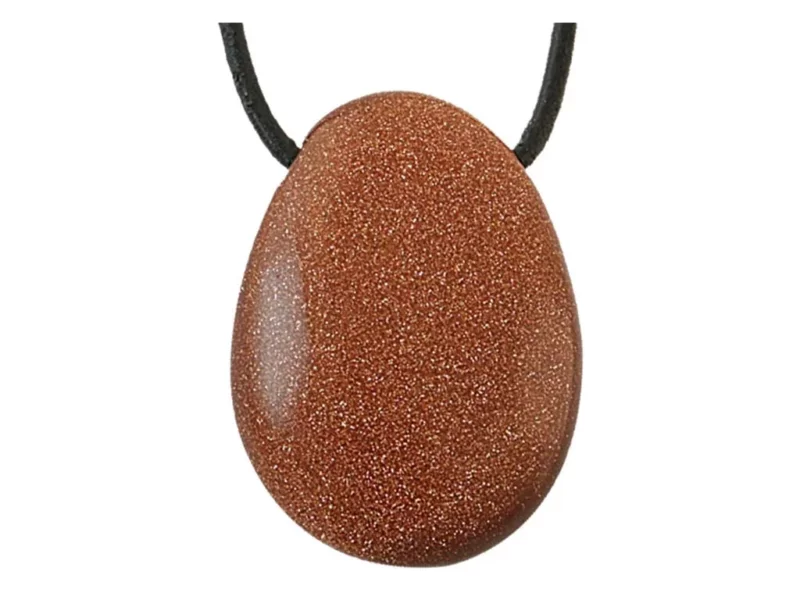 Goldfluss Edelstein Anhänger mit glitzernder rotbrauner Oberfläche und schwarzem Band vor weissem Hintergrund