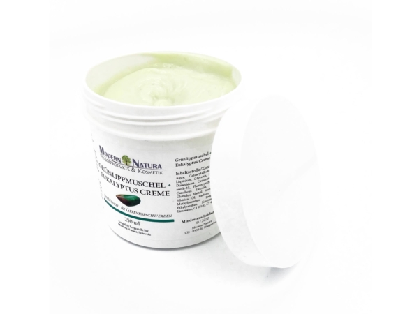 Baume Moule à Lèvres Vertes Eucalyptus dans un pot blanc ouvert avec couvercle retiré