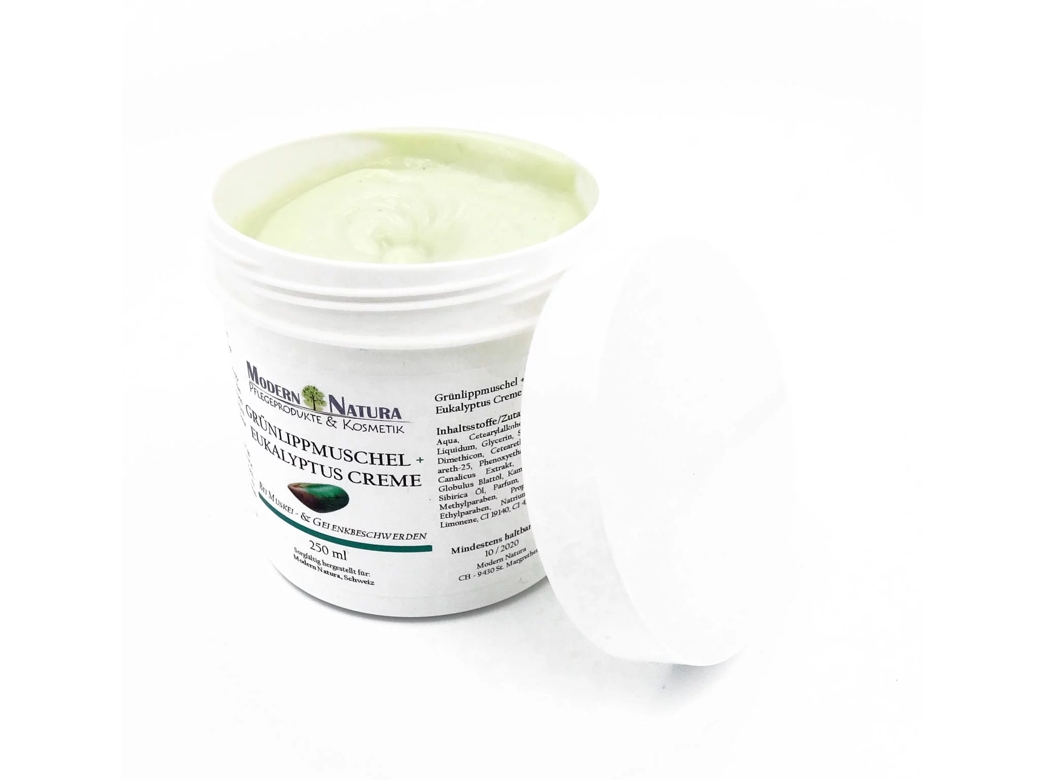 Baume Moule à Lèvres Vertes Eucalyptus dans un pot blanc ouvert avec couvercle retiré