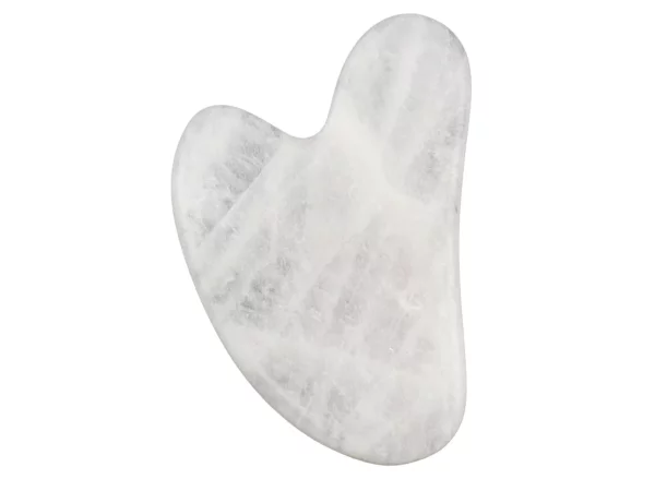 Bergkristall Gua Sha Massagestein in geschwungener Form auf weissem Hintergrund
