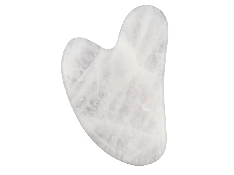 Bergkristall Gua Sha Massagestein in geschwungener Form auf weissem Hintergrund