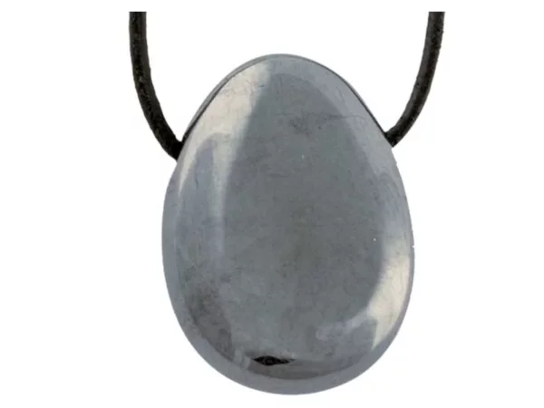 Pendentif en hématite comme pierre percée gris-noir brillante sur cordon noir