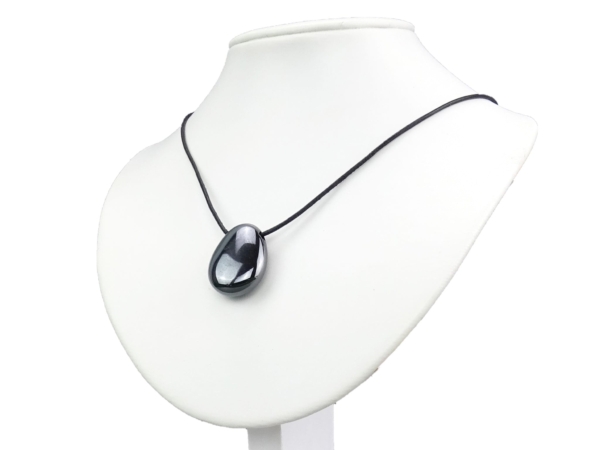 Pendentif en hématite comme collier sur buste à bijoux blanc